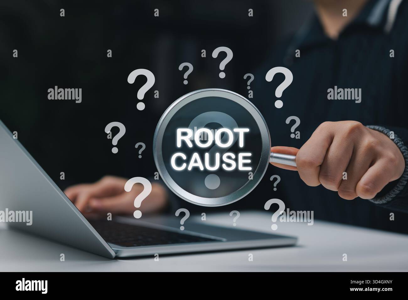 Geschäftsmann mit Lupe und Ursachentext, umgeben von Fragezeichen. Konzept der Problemlösung, Ursachenanalyse, Stockfoto