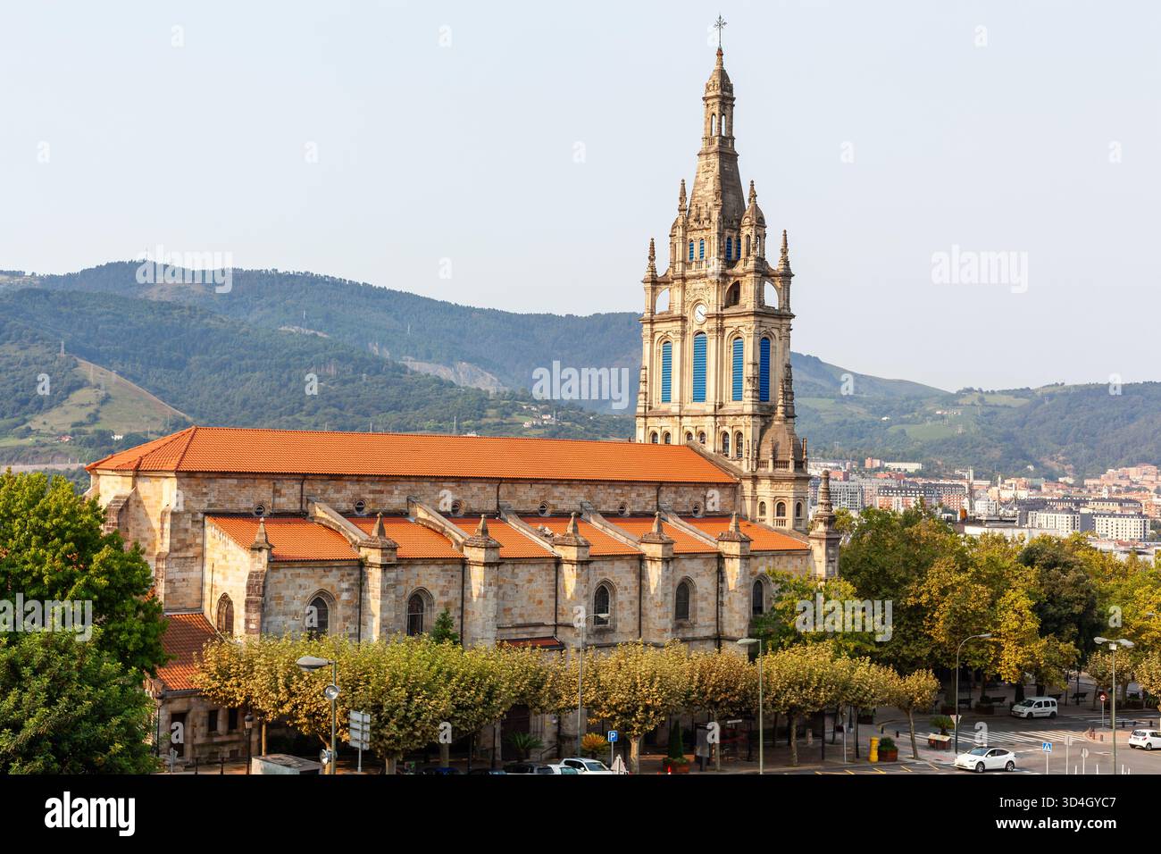 Historische Basilika Begonako in Bilbao, Spanien, vor der malerischen Landschaft des Baskenlandes. Stockfoto