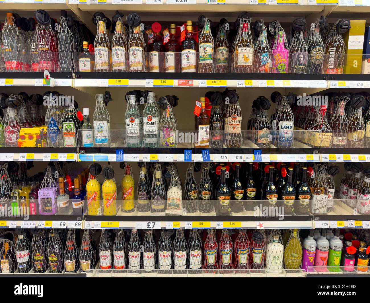 Tesco Supermarkt Spirit Aisle Christmas Merchandising mit festlichen Getränken, saisonalen Angeboten und Weihnachtsschildern: Phillip Roberts Stockfoto