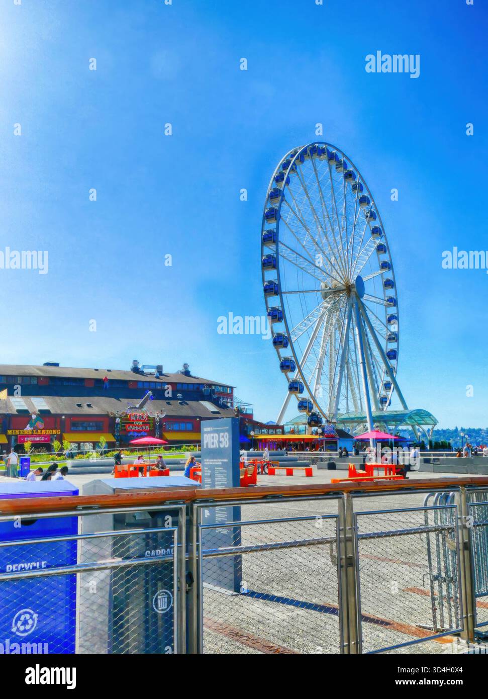 SEATTLE – 18. September 2025 – Seattle Great Wheel and Pier 58 mit legendärem Blick auf das Wasser und urbanem Reiseerlebnis, mit einem Riesenrad gegen Stockfoto