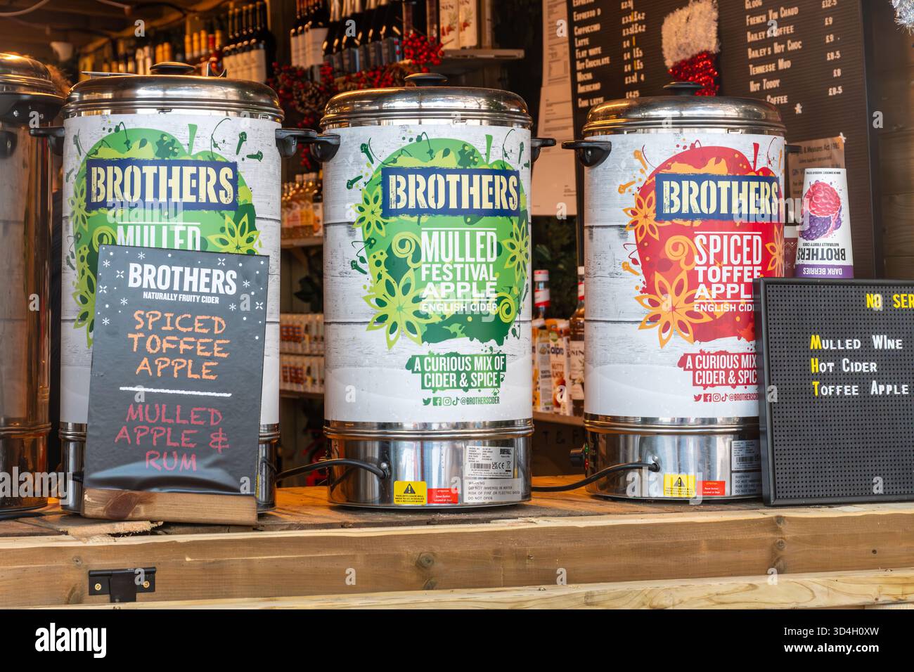Hot Brothers Cider auf einem Wintermarkt mit Glühwein Festival Apple und gewürztem Toffee Apple Flavour Cider in England, Großbritannien Stockfoto