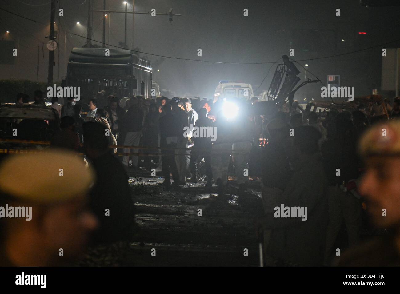 Neu-Delhi, Delhi, Indien. November 2025. Sicherheitspersonal inspiziert am 10. November 2025 den Ort, an dem eine Autoexplosion oder Explosion in der Nähe des Red Fort Monument in den alten Vierteln von Neu-Delhi, Indien, stattgefunden hatte. (Kreditbild: © Kabir Jhangiani/ZUMA Press Wire) NUR REDAKTIONELLE VERWENDUNG! Nicht für kommerzielle ZWECKE! Quelle: ZUMA Press, Inc./Alamy Live News Stockfoto