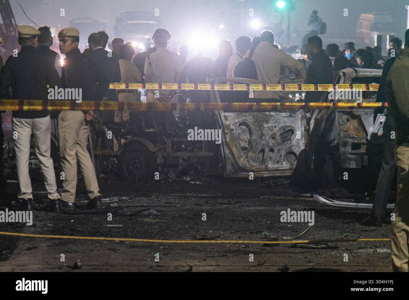 Neu-Delhi, Delhi, Indien. November 2025. Sicherheitspersonal inspiziert am 10. November 2025 den Ort, an dem eine Autoexplosion oder Explosion in der Nähe des Red Fort Monument in den alten Vierteln von Neu-Delhi, Indien, stattgefunden hatte. (Kreditbild: © Kabir Jhangiani/ZUMA Press Wire) NUR REDAKTIONELLE VERWENDUNG! Nicht für kommerzielle ZWECKE! Quelle: ZUMA Press, Inc./Alamy Live News Stockfoto