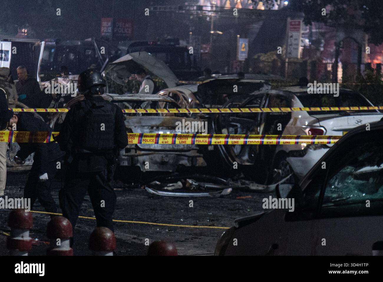 Neu-Delhi, Delhi, Indien. November 2025. Sicherheitspersonal inspiziert am 10. November 2025 den Ort, an dem eine Autoexplosion oder Explosion in der Nähe des Red Fort Monument in den alten Vierteln von Neu-Delhi, Indien, stattgefunden hatte. (Kreditbild: © Kabir Jhangiani/ZUMA Press Wire) NUR REDAKTIONELLE VERWENDUNG! Nicht für kommerzielle ZWECKE! Quelle: ZUMA Press, Inc./Alamy Live News Stockfoto