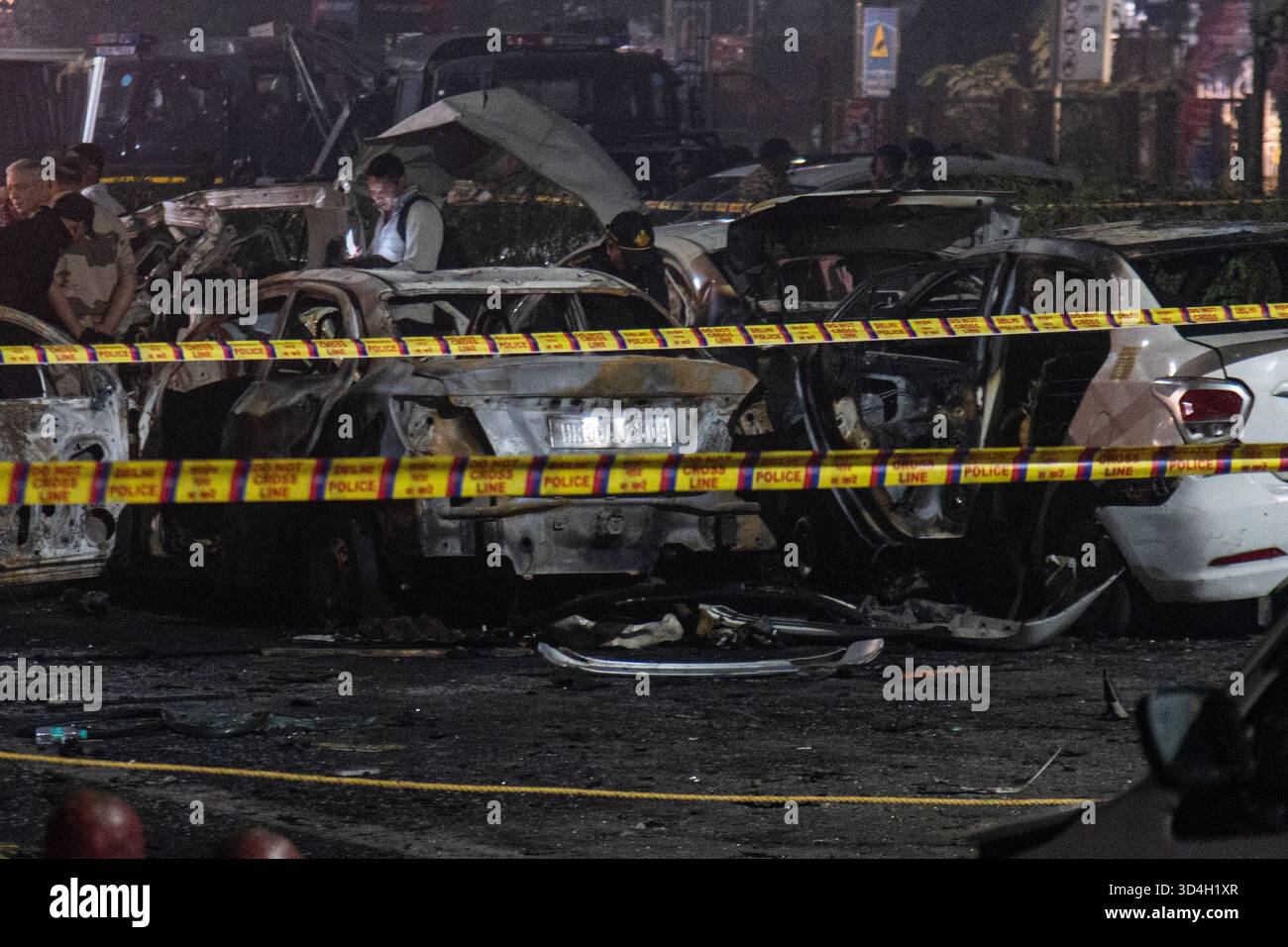 Neu-Delhi, Delhi, Indien. November 2025. Sicherheitspersonal inspiziert am 10. November 2025 den Ort, an dem eine Autoexplosion oder Explosion in der Nähe des Red Fort Monument in den alten Vierteln von Neu-Delhi, Indien, stattgefunden hatte. (Kreditbild: © Kabir Jhangiani/ZUMA Press Wire) NUR REDAKTIONELLE VERWENDUNG! Nicht für kommerzielle ZWECKE! Quelle: ZUMA Press, Inc./Alamy Live News Stockfoto