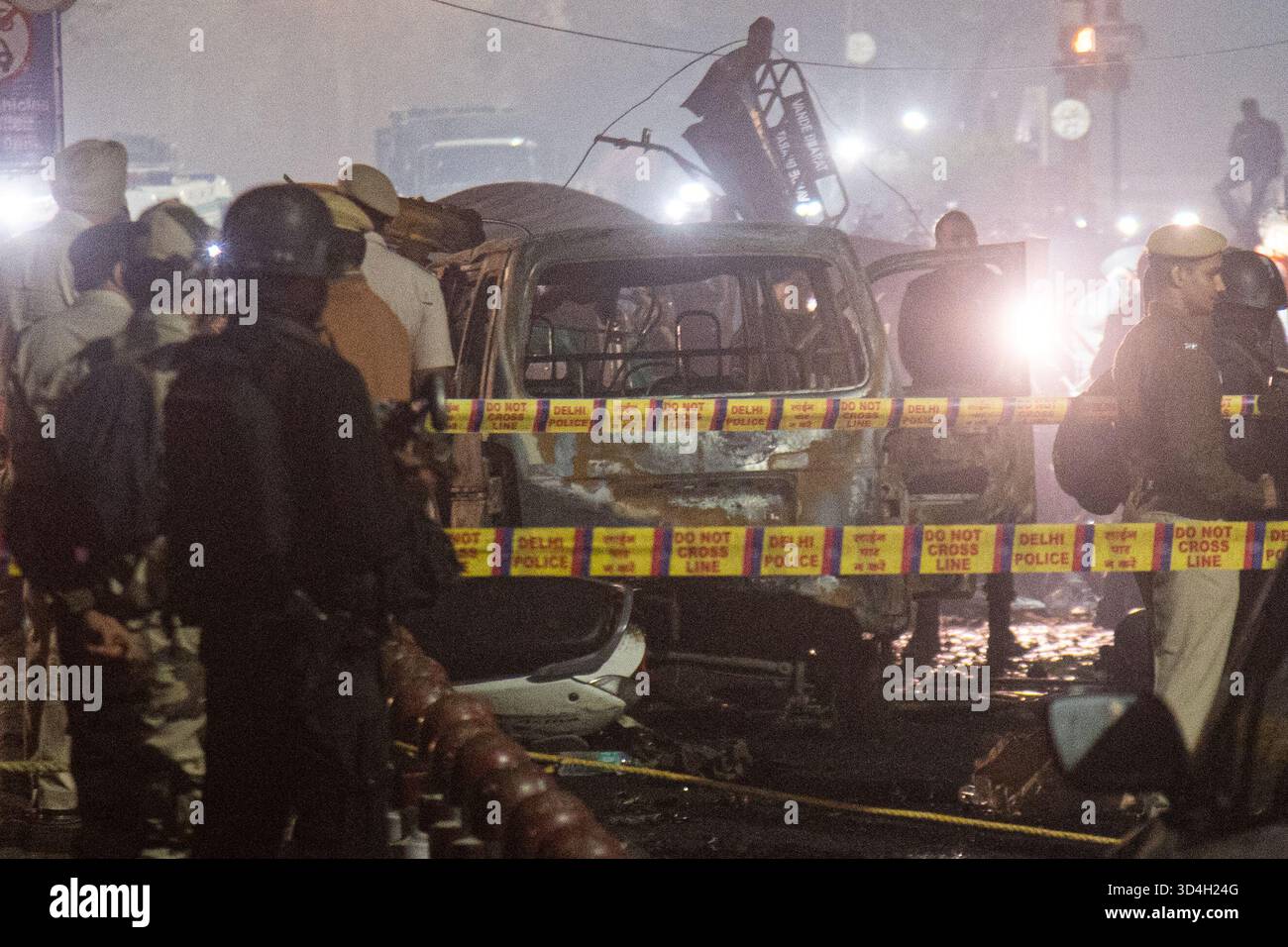 Neu-Delhi, Delhi, Indien. November 2025. Sicherheitspersonal inspiziert am 10. November 2025 den Ort, an dem eine Autoexplosion oder Explosion in der Nähe des Red Fort Monument in den alten Vierteln von Neu-Delhi, Indien, stattgefunden hatte. (Kreditbild: © Kabir Jhangiani/ZUMA Press Wire) NUR REDAKTIONELLE VERWENDUNG! Nicht für kommerzielle ZWECKE! Quelle: ZUMA Press, Inc./Alamy Live News Stockfoto