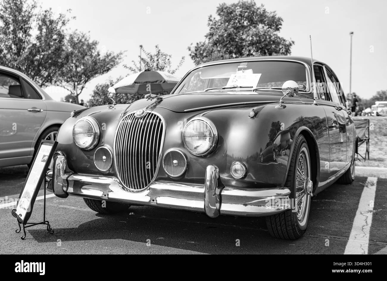 Chicago, Illinois, USA - 08. September 2024: Silberner Oldtimer Jaguar S Type MK II 3,4 Liter Retro-Sportwagen, Vorderansicht. Retro-Sportwagen Stockfoto