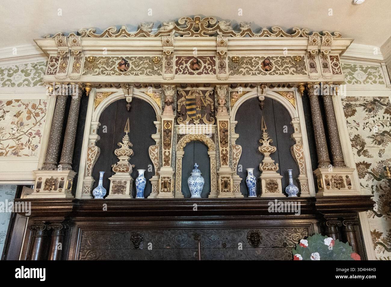 Kamin im Salon aus dem 17. Jahrhundert im mittelalterlichen Herrenhaus Ightham Mote, Ightham, Kent, England Stockfoto