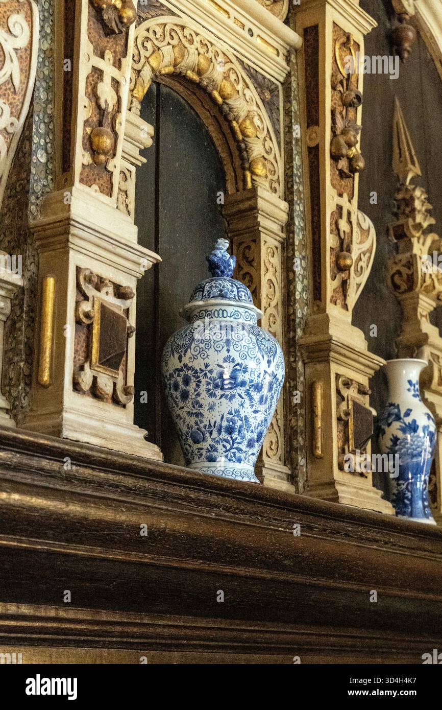 Kamin im Salon aus dem 17. Jahrhundert im mittelalterlichen Herrenhaus Ightham Mote, Ightham, Kent, England Stockfoto