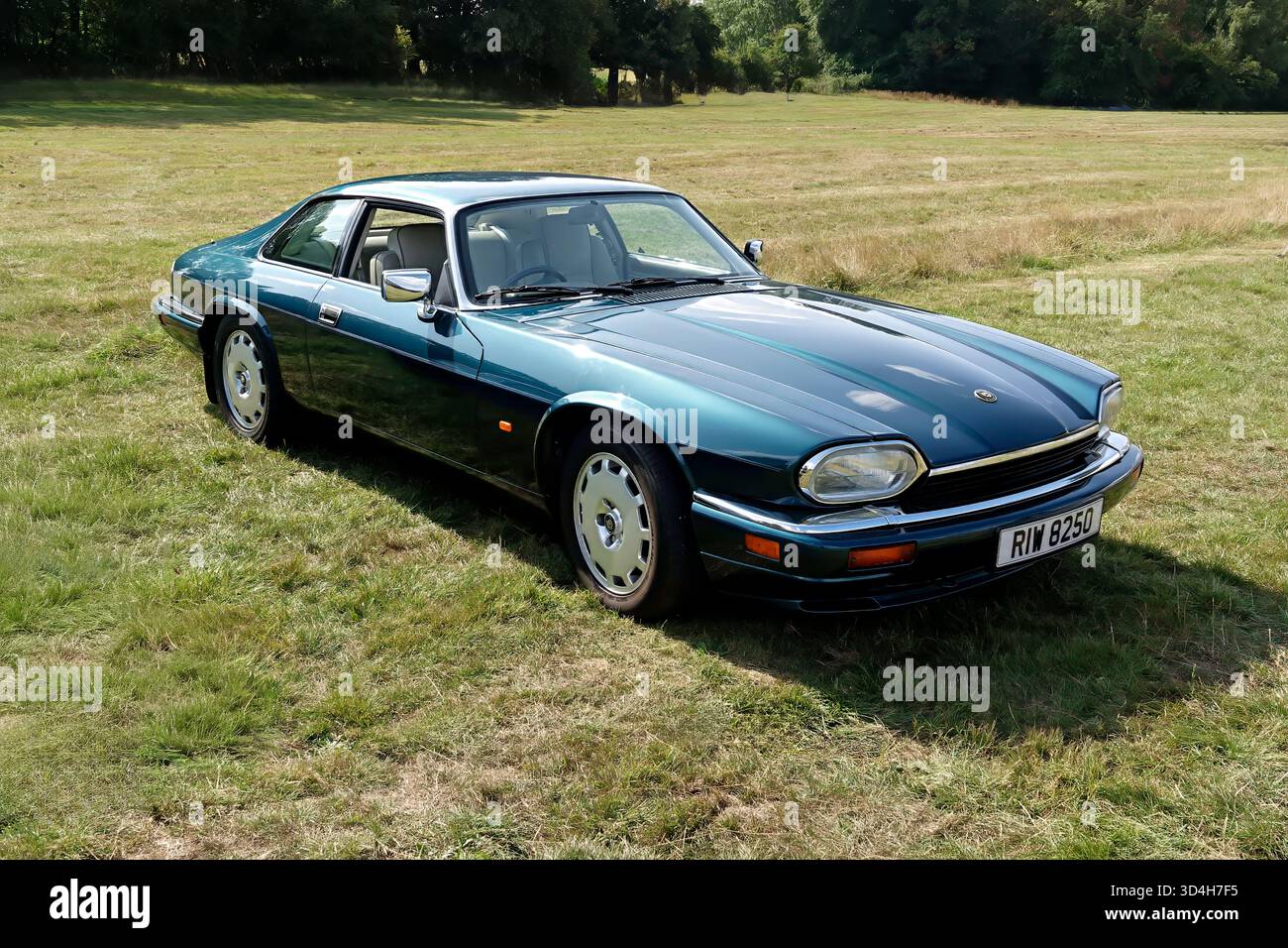 Stockton, Wiltshire, Großbritannien – 10. August 2025: Ein 1995er Jaguar XJS 4,0 Liter Coupe Luxury Grand Tourer beim Stockton Village Auto Retro Festival 2025 Stockfoto