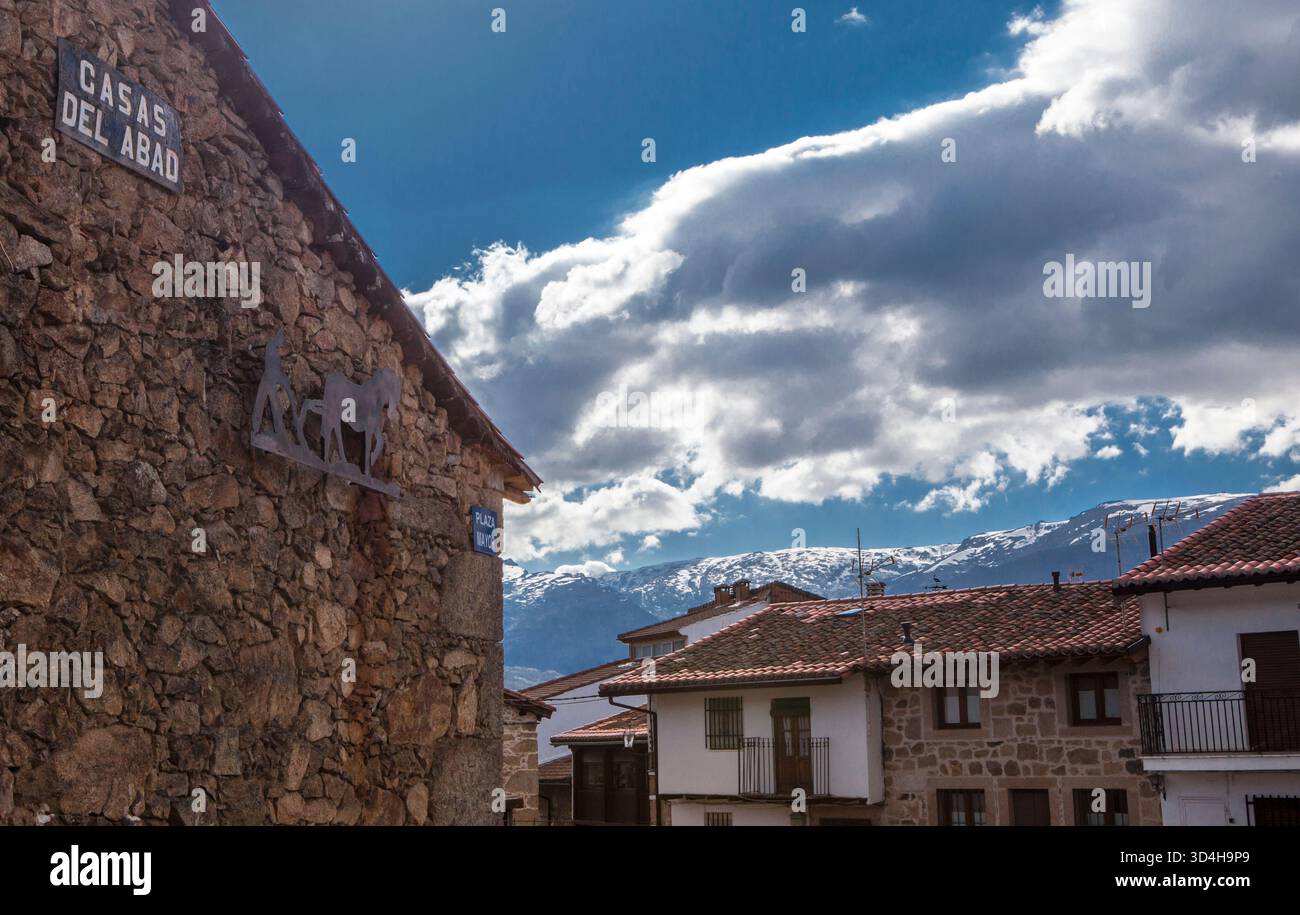 Casas del Abad, Avila, Kastilien und Leon, Spanien. Übersicht über das Hauptquadrat Stockfoto