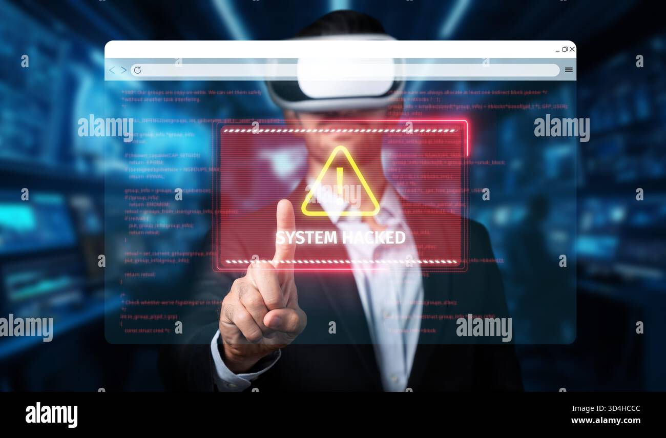 Ein Geschäftsexperte mit Virtual-Reality-Brillen interagiert mit einer digitalen Warnung vor einem Cyberangriff und unterstreicht die Bedeutung digitaler Lösungen Stockfoto