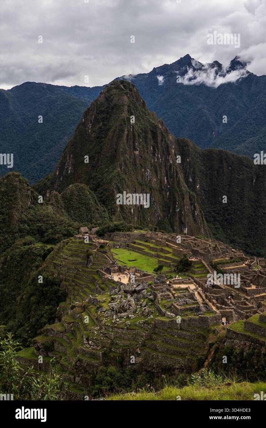 Klassischer erhöhter Blick auf Machu Picchu Ruinen, umgeben von Andenbergen. Region Cusco, Peru, 2025-05-30. Stockfoto