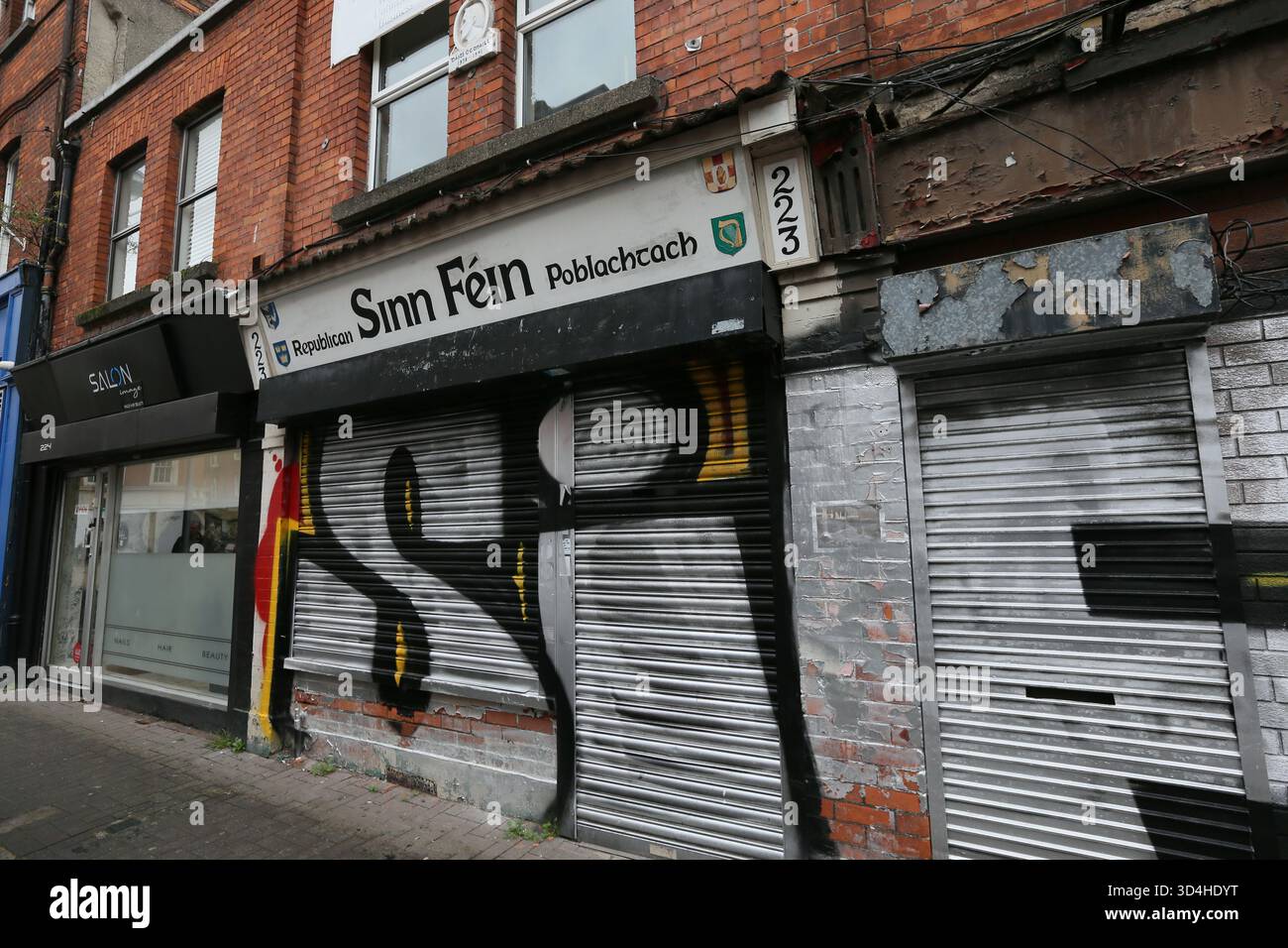 Dublin, Irland - 07. November 2025 - Ein republikanisches Parteibüro von Sinn Fein in der Parnell Street in Dublin an einem bedeckten Nachmittag, der eine Straßenszene in der irischen Hauptstadt darstellt Stockfoto