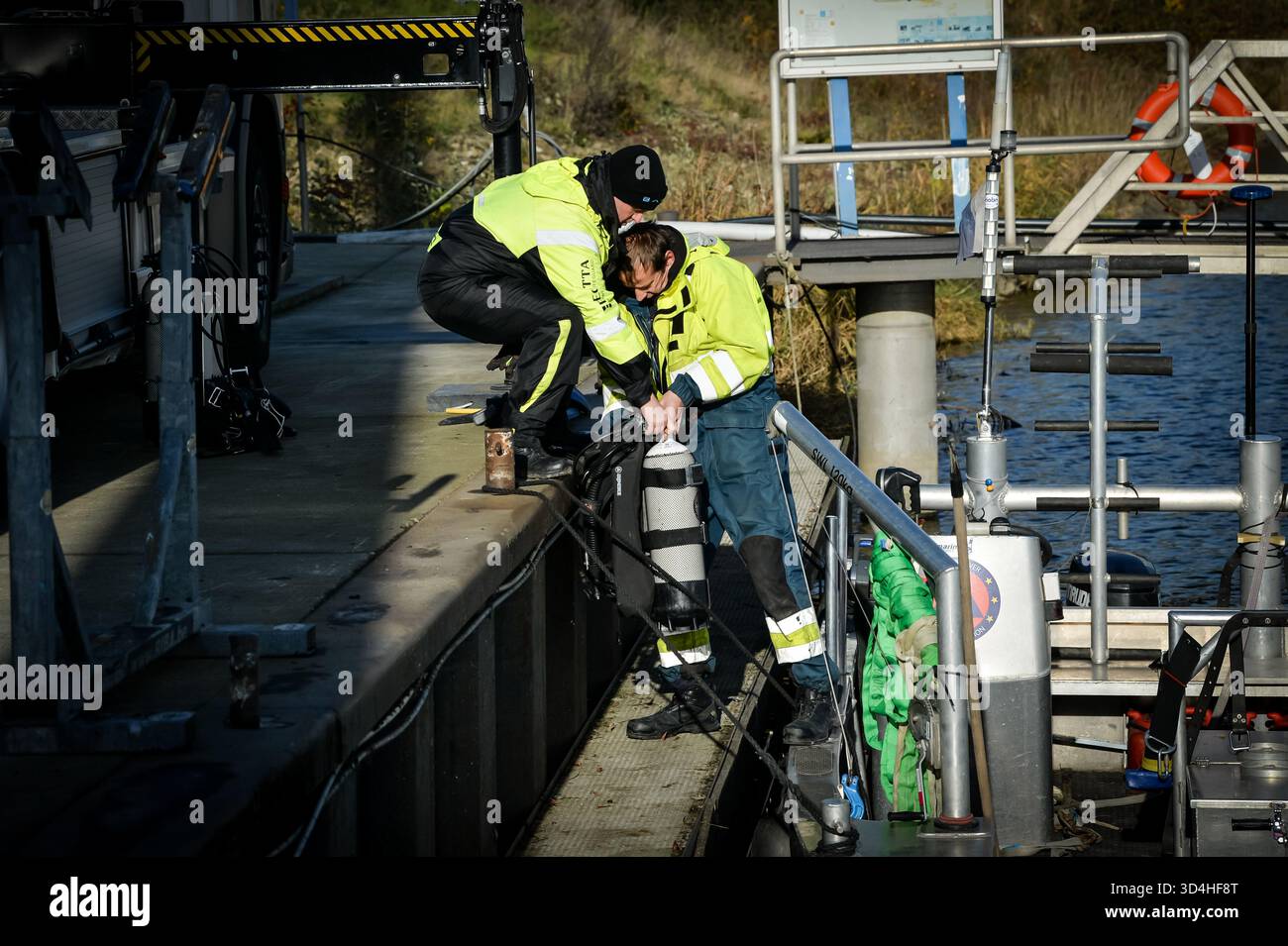 Kinrooi, Belgien. November 2025. Ein Taucher, der am Montag, 10. November 2025 bei einer Durchsuchungsaktion von Polizei und Vermissteneinheit im Maasplassen-See abgebildet wurde. Am Sonntag, den 10. November, wurden abends Rettungsdienste für ein versunkenes Boot im Maasplassen-See in Kinrooi gerufen. Zwei Personen wurden gefunden und ins Krankenhaus gebracht. Die Suche nach der dritten vermissten Person beginnt wieder heute Montagmorgen BELGA FOTO JILL DELSAUX Credit: Belga News Agency/Alamy Live News Stockfoto
