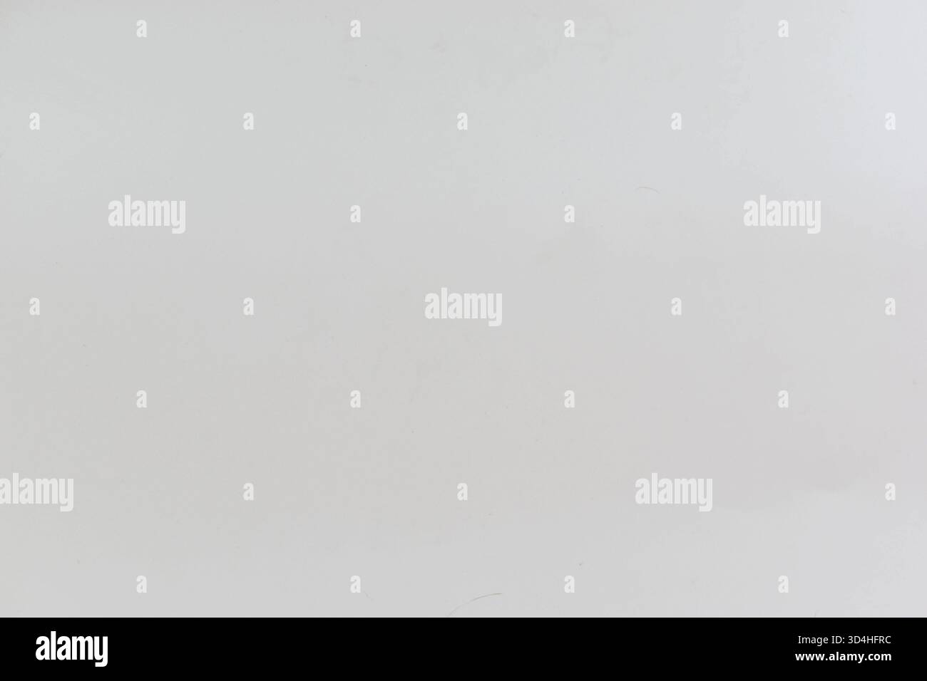 Leere weiße Oberfläche ohne sichtbare Merkmale; minimale Zusammensetzung kann Einfachheit, Potenzial oder Fehlen visueller Informationen darstellen. Stockfoto