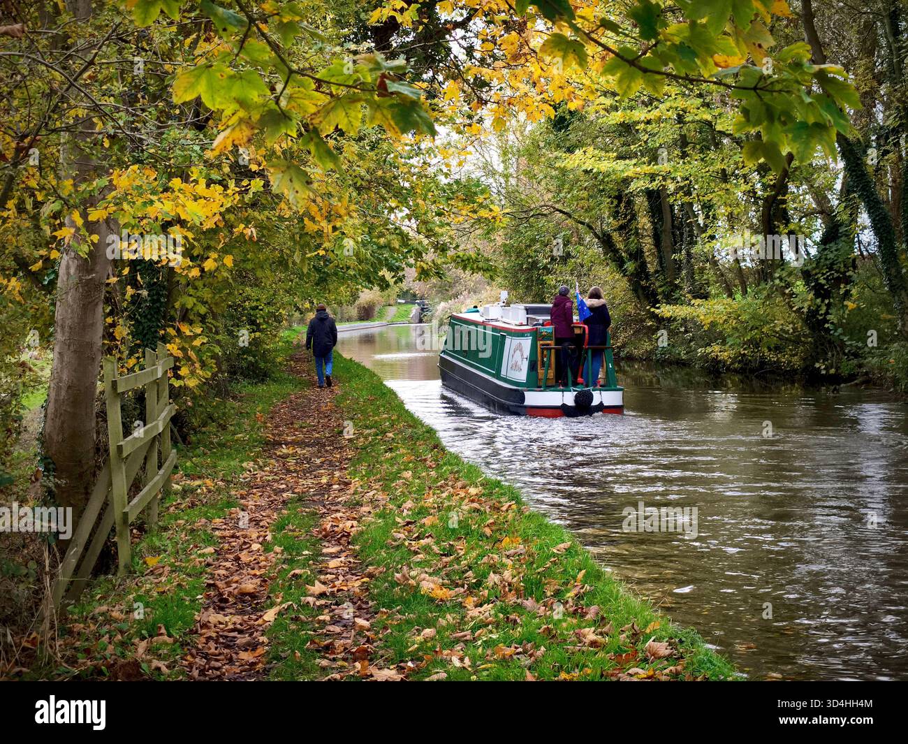 Ein Schmalboot, das Anfang November 2025 auf dem Llangollen Canal im ländlichen Shropshire bei Wrenbury, England, Großbritannien, fuhr - Smartphone-aufgenommenes Stockfoto