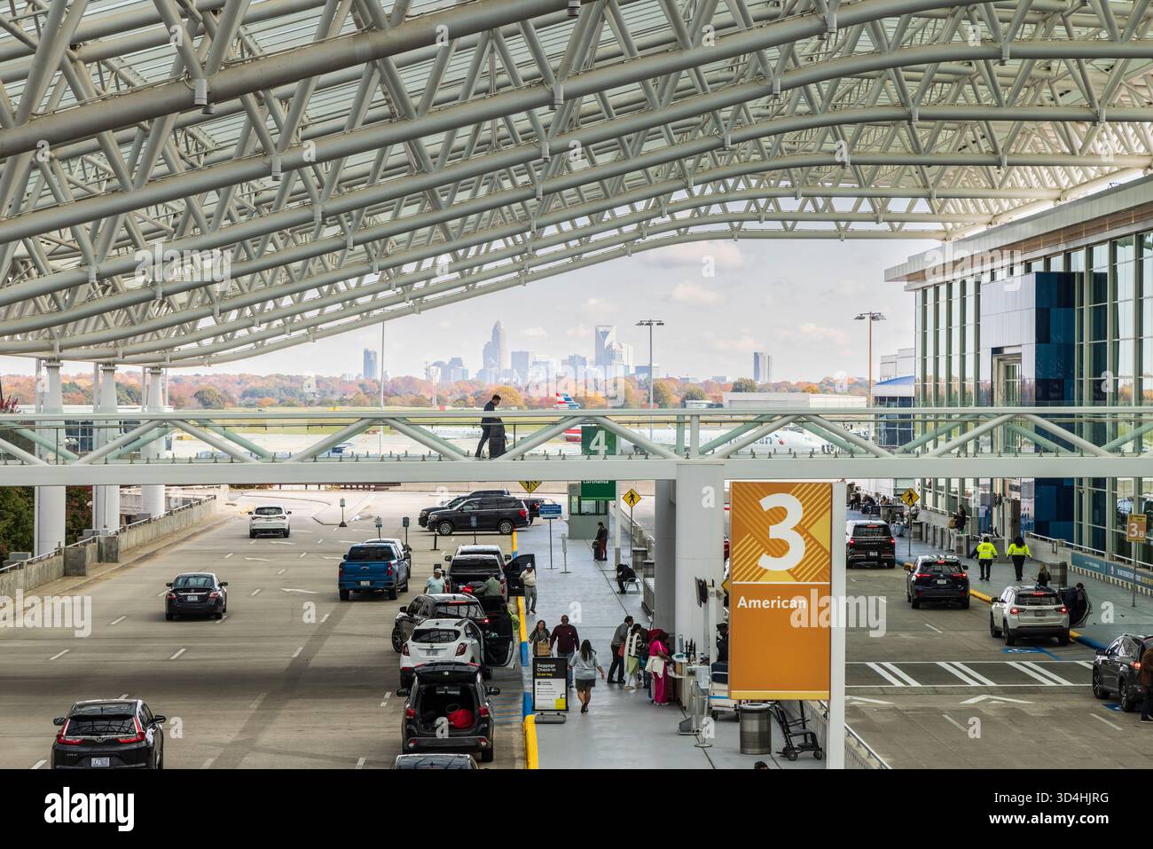 Charlotte Douglas Airport mit Skyline im Herbst, Absetzbereich vor der Ankunftshalle, Charlotte, North Carolina, USA Stockfoto