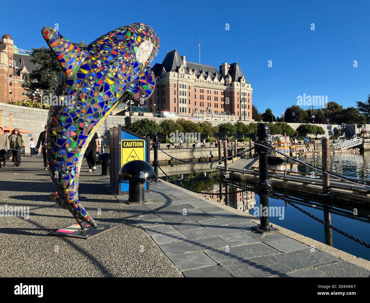„Millenium Orca“-Mosaikskulptur im Inner Harbour mit Empress Hotel im Hintergrund. Victoria, Vancouver Island, British Columbia, Kanada Stockfoto