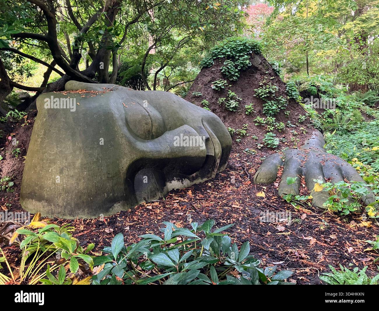 Die Moss Lady Statue ist ein öffentliches Kunstwerk im Beacon Hill Park, Victoria, British Columbia, Kanada. Es wurde von dem Künstler Dale Doebert geschaffen. - Smartphone-aufgenommenes Stockfoto