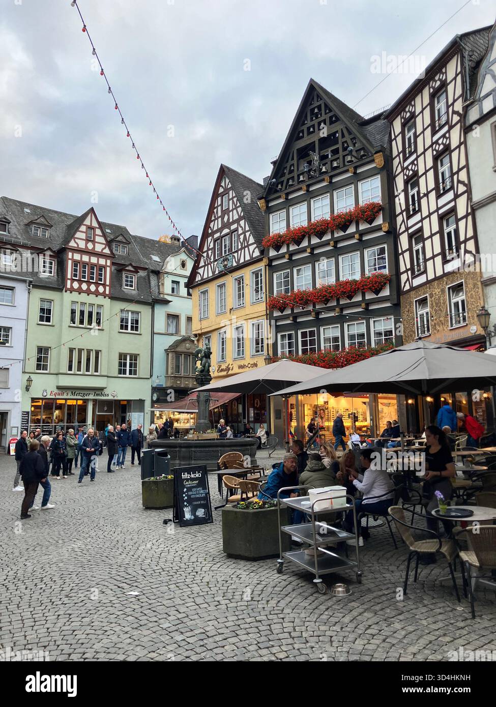 Restaurantterrassen und Fachwerkhäuser am Markt in Cochem, Deutschland - Smartphone-aufgenommenes Stockfoto