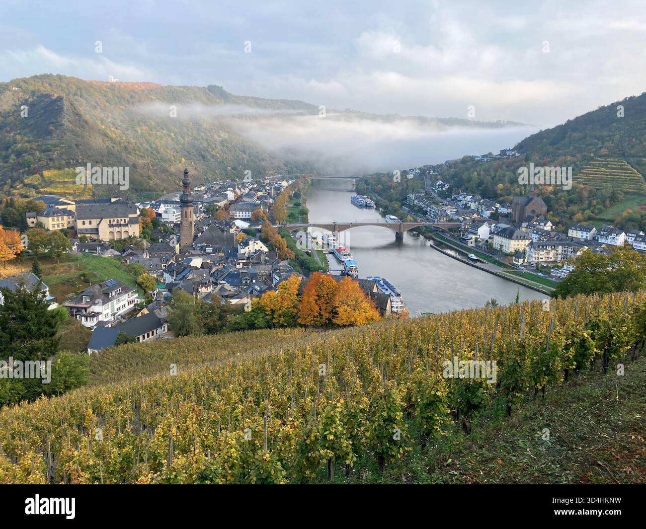Blick auf die Stadt Cochem und die Mosel vom Schloss Cochem aus. Cochem, Deutschland. - Smartphone-aufgenommenes Stockfoto