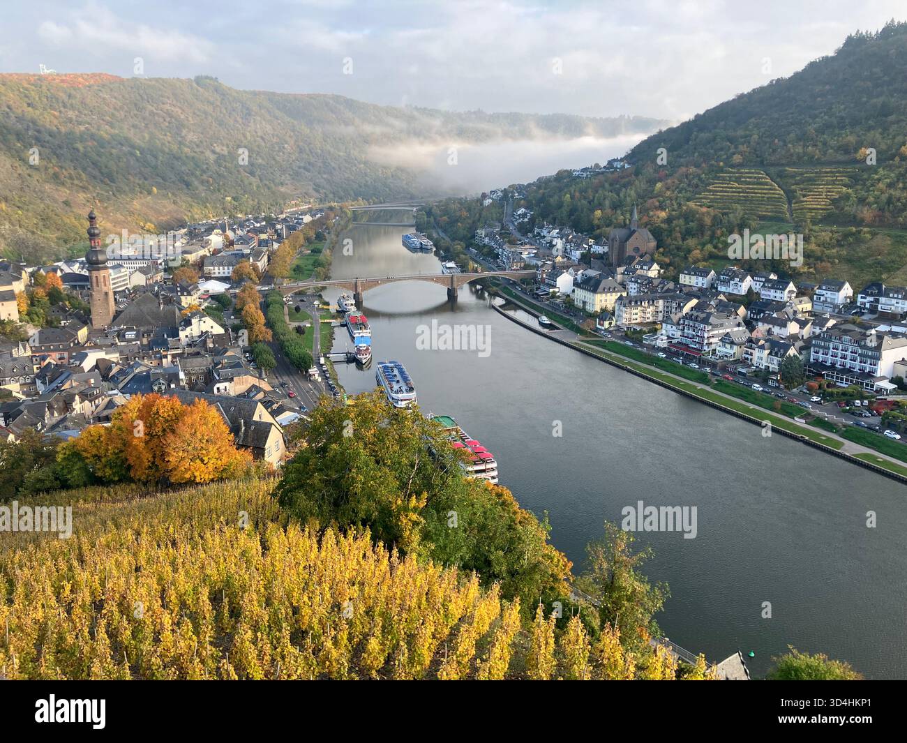 Blick auf die Stadt Cochem und die Mosel vom Schloss Cochem aus. Cochem, Deutschland. - Smartphone-aufgenommenes Stockfoto