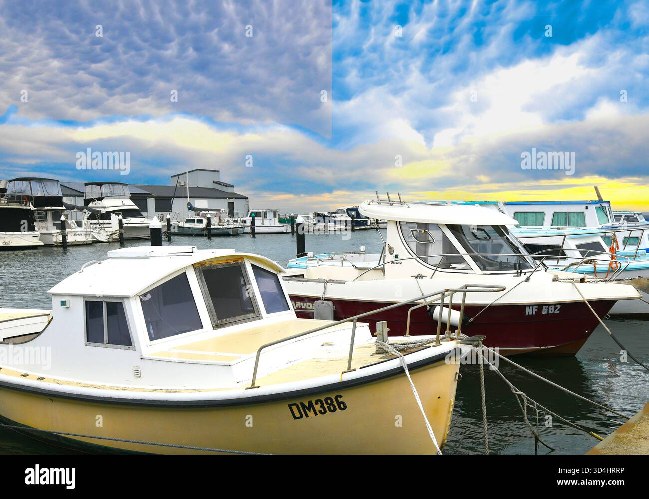 Boote, die bei Mordialloc mit dramatischem Himmel vor Anker liegen Stockfoto