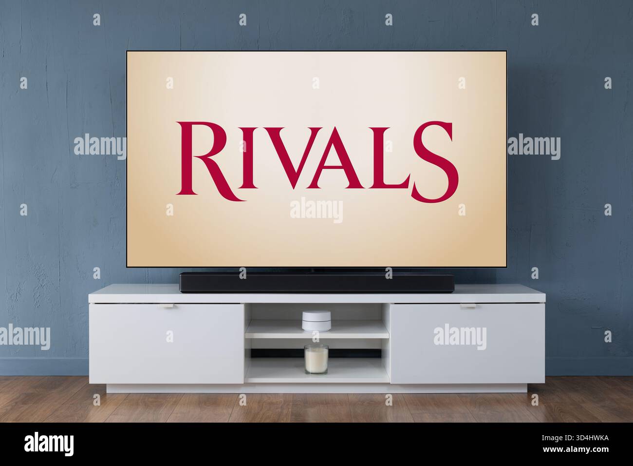 Ein Breitbild-OLED-Fernseher mit einem Trailer zu den Rivalen der Fernsehserie, der in einem modernen Wohnzimmer zu sehen ist. Stockfoto