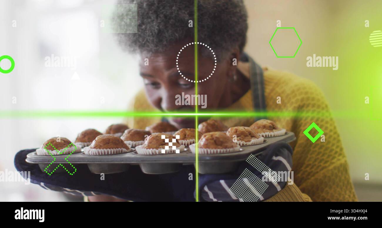 Baker hält Muffin Dose lehnend riechende Muffins in der Wohnküche Pullover Schürze Ofen Fäustlinge überlagern Stockfoto