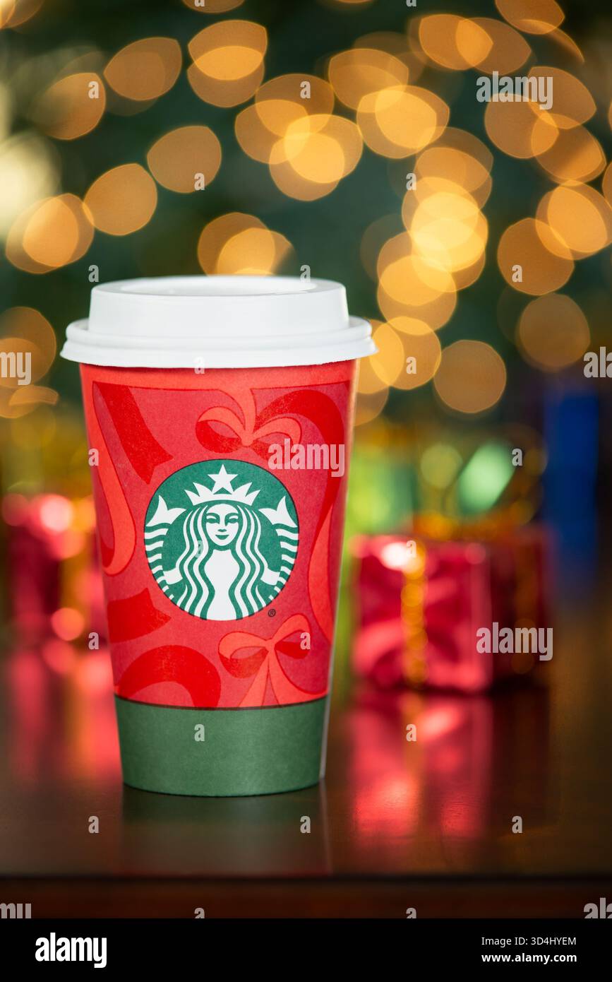 Dallas, Texas - 8. November 2025: Starbucks Kaffee im neuen 2025 gestalteten Weihnachtsbecher. Hintergrund des Weihnachtsbokeh. Stockfoto