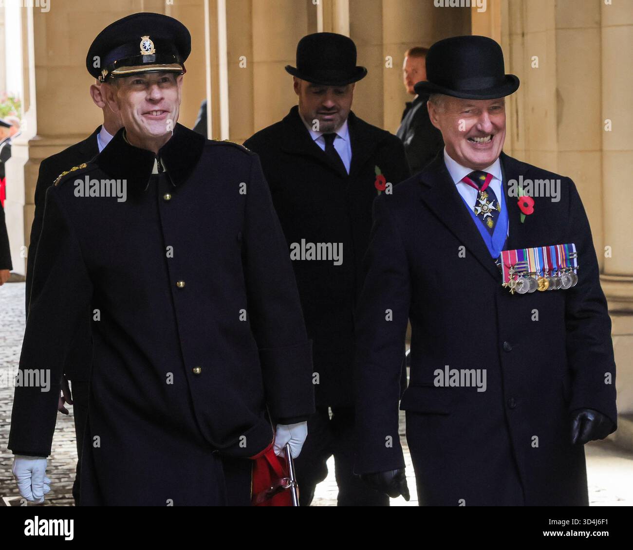London, Großbritannien. November 2025. Prinz Edward, der Duke of Edinburgh, der auf dem Rückweg durch die Downing Street von der Gedenkfeier am Sonntag in Whitehall in Westminster gesehen wurde. Stockfoto