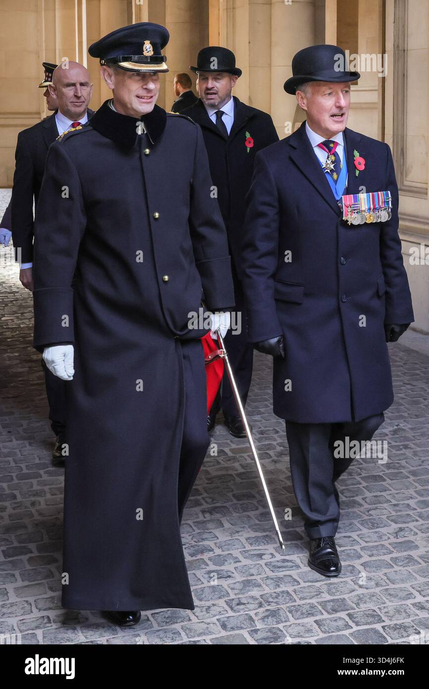 London, Großbritannien. November 2025. Prinz Edward, der Duke of Edinburgh, der auf dem Rückweg durch die Downing Street von der Gedenkfeier am Sonntag in Whitehall in Westminster gesehen wurde. Stockfoto