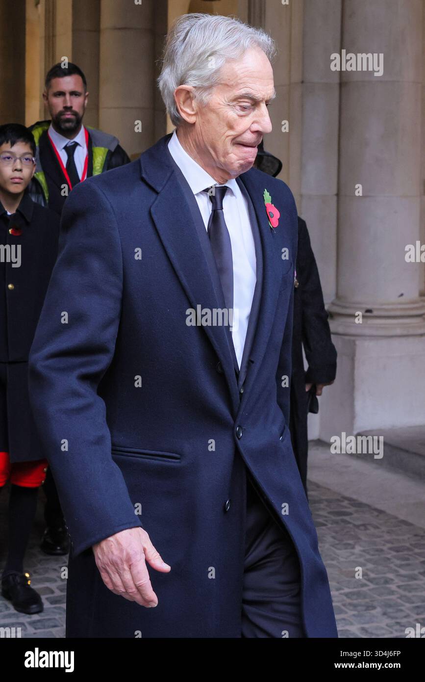 London, Großbritannien. November 2025. Sir Tony Blair, ehemaliger Premierminister der Labour Party, sah einen Spaziergang durch die Downing Street auf dem Weg zur Gedenkfeier am Sonntag in Whitehall in Westminster. Stockfoto