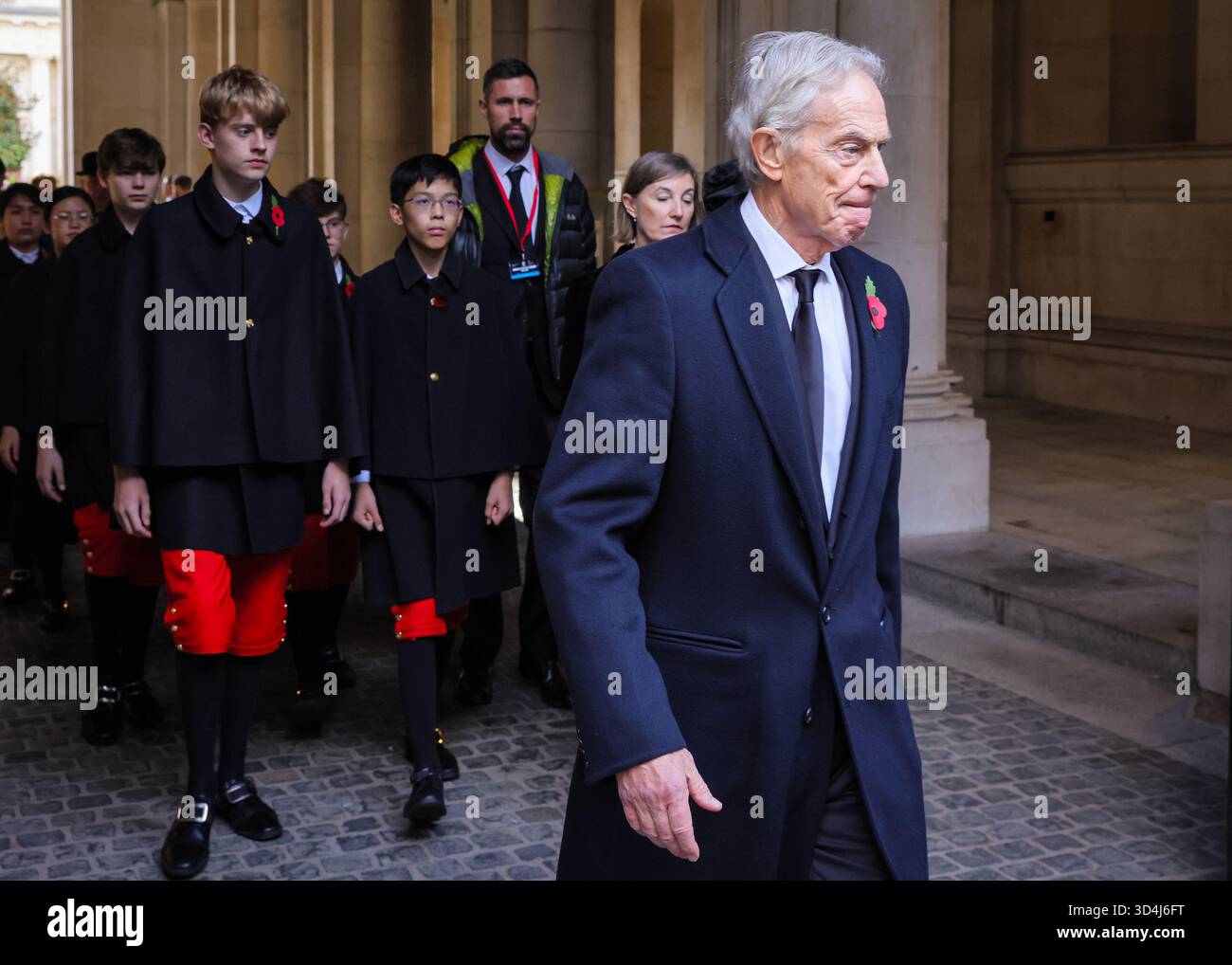 London, Großbritannien. November 2025. Sir Tony Blair, ehemaliger Premierminister der Labour Party, sah einen Spaziergang durch die Downing Street auf dem Weg zur Gedenkfeier am Sonntag in Whitehall in Westminster. Stockfoto