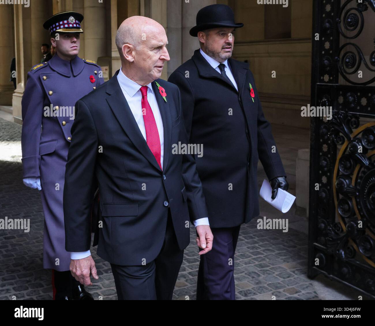 London, Großbritannien. November 2025. Verteidigungsminister John Healey, der auf dem Rückweg durch die Downing Street ging, als er an der Gedenkfeier am Sonntag in Whitehall in Westminster teilnahm. Stockfoto