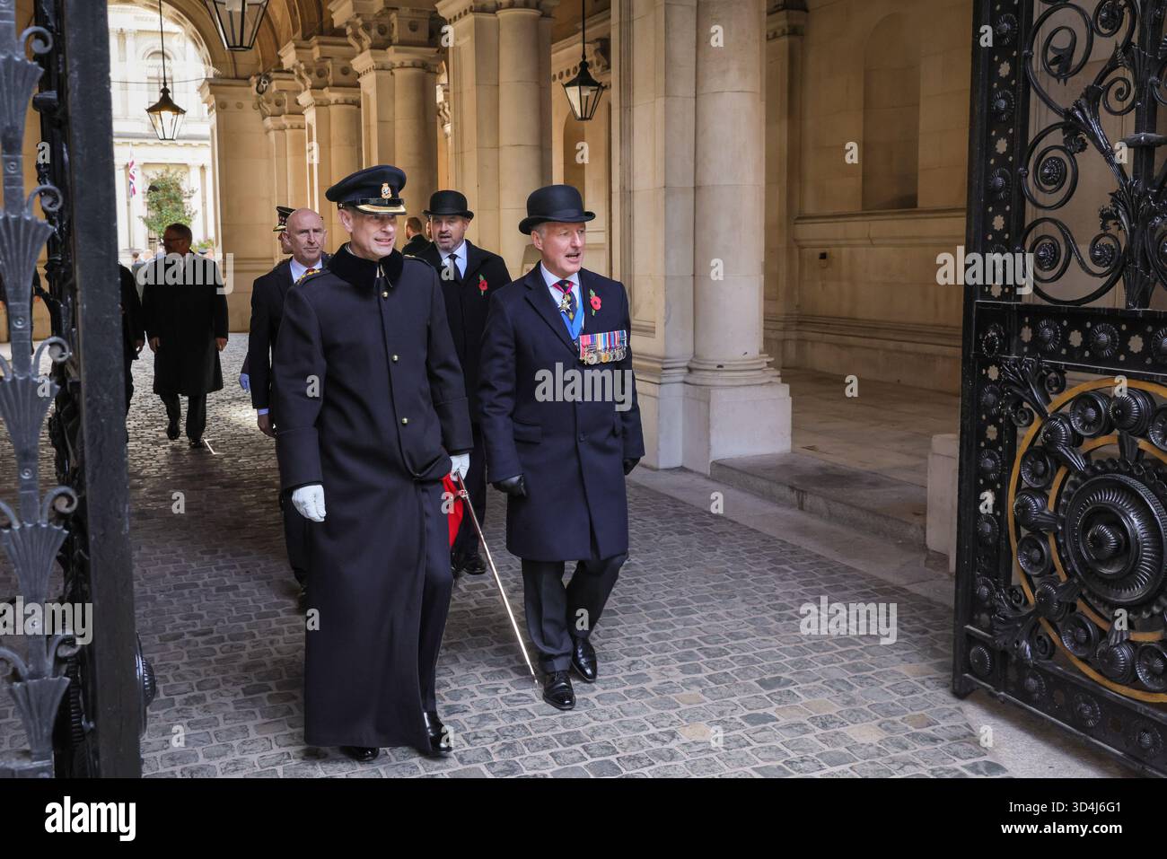 London, Großbritannien. November 2025. Prinz Edward, der Duke of Edinburgh, der auf dem Rückweg durch die Downing Street von der Gedenkfeier am Sonntag in Whitehall in Westminster gesehen wurde. Stockfoto