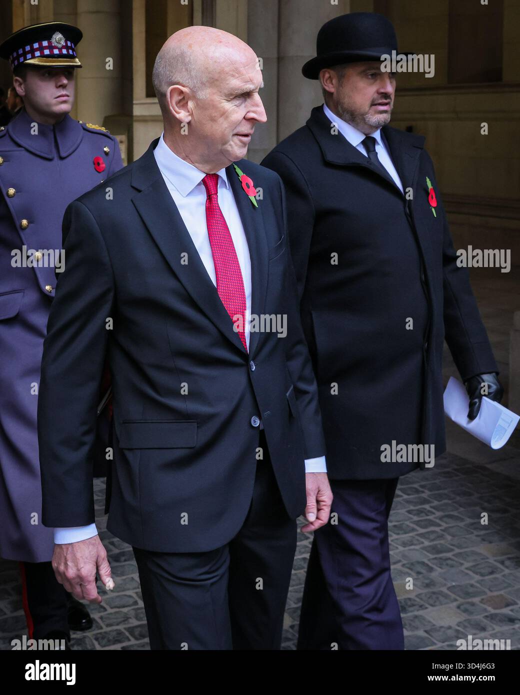 London, Großbritannien. November 2025. Verteidigungsminister John Healey, der auf dem Rückweg durch die Downing Street ging, als er an der Gedenkfeier am Sonntag in Whitehall in Westminster teilnahm. Stockfoto