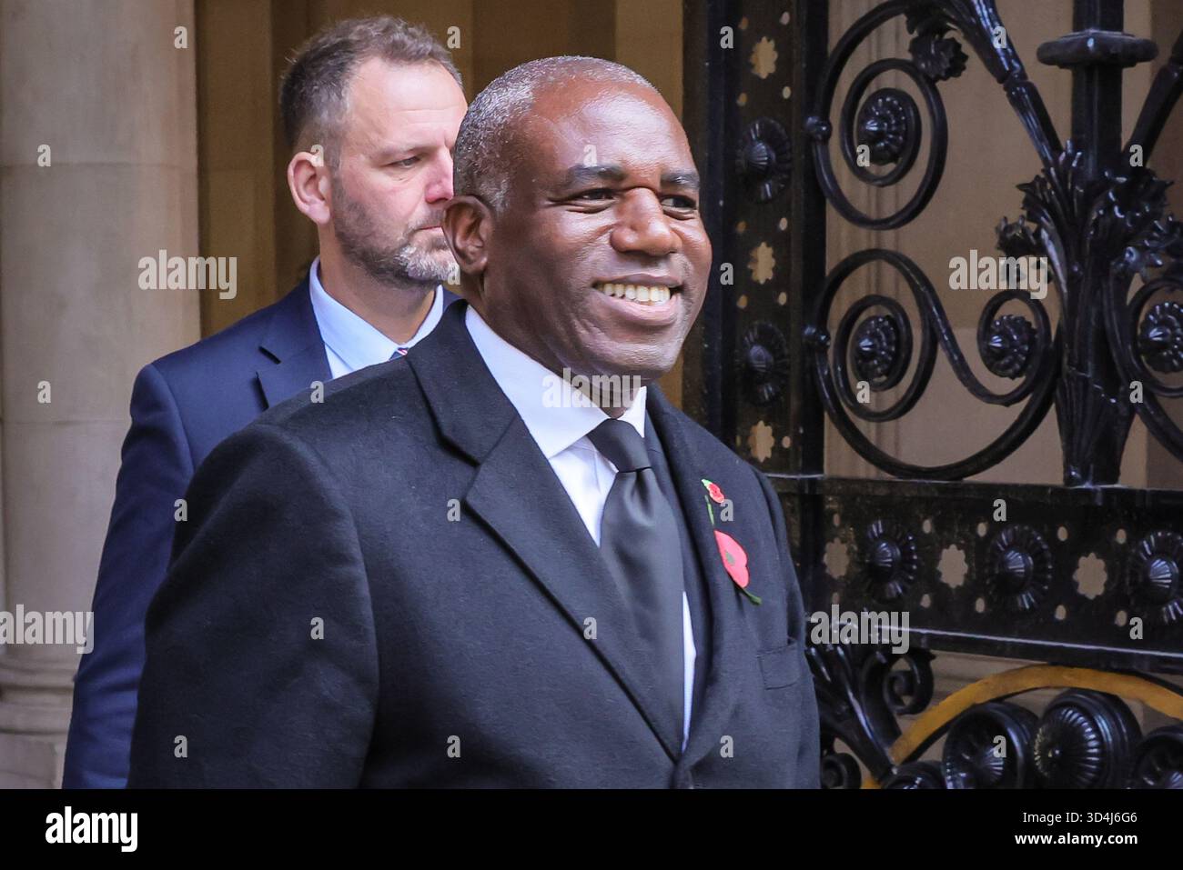 London, Großbritannien. November 2025. David Lammy, stellvertretender Premierminister und Justizminister, sah einen Spaziergang durch die Downing Street auf dem Weg zu und von der Gedenkfeier am Sonntag in Whitehall in Westminster. Stockfoto