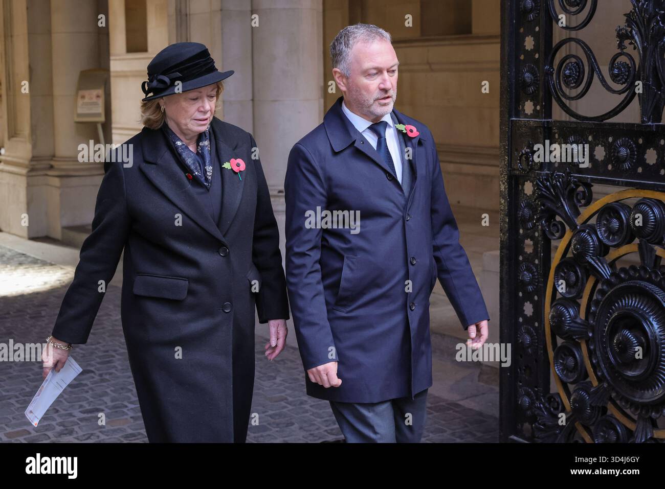 London, Großbritannien. November 2025. Baroness Smith aus Basildon und Steve Reed sahen, wie sie auf dem Weg zur und vom Besuch der Remembrance Sunday Zeremonie in Whitehall in Westminster durch die Downing Street gingen. Stockfoto