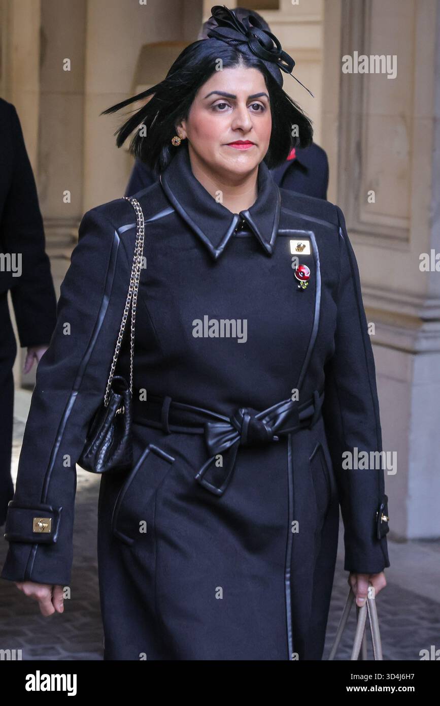 London, Großbritannien. November 2025. Shabana Mahmood, Innenministerin, sah einen Spaziergang durch die Downing Street auf dem Weg zur und von der Gedenkfeier am Sonntag in Whitehall in Westminster. Stockfoto