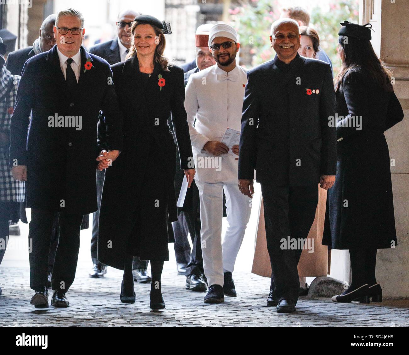 London, Großbritannien. November 2025. Sir Keir Starmer, Premierminister, und seine Frau Lady Victoria Starmer, gehen auf dem Weg durch die Downing Street, um an der Gedenkfeier am Sonntag in Whitehall in Westminster teilzunehmen. Stockfoto