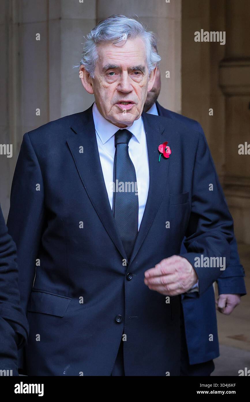 London, Großbritannien. November 2025. Gordon Brown, ehemaliger Premierminister, sah einen Spaziergang durch die Downing Street auf dem Weg zur und von der Gedenkfeier am Sonntag in Whitehall in Westminster. Stockfoto