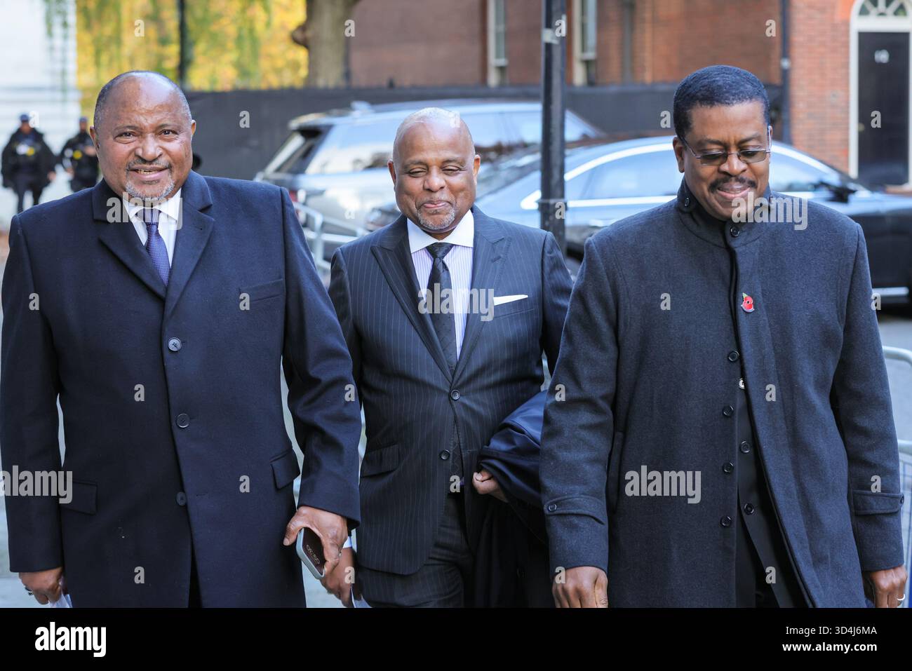 London, Großbritannien. November 2025. Vertreter der Commonwealth Nations sahen auf dem Weg zur und von der Gedenkfeier in Whitehall in Westminster durch die Downing Street spazieren. Quelle: Imageplotter/Alamy Live News Stockfoto