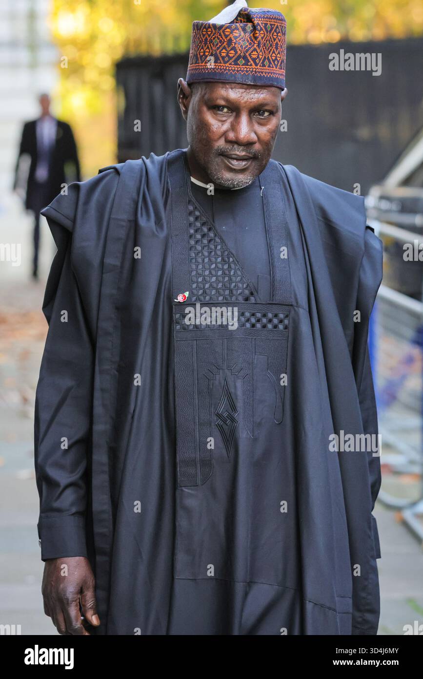 London, Großbritannien. November 2025. Vertreter der Commonwealth Nations sahen auf dem Weg zur und von der Gedenkfeier in Whitehall in Westminster durch die Downing Street spazieren. Quelle: Imageplotter/Alamy Live News Stockfoto