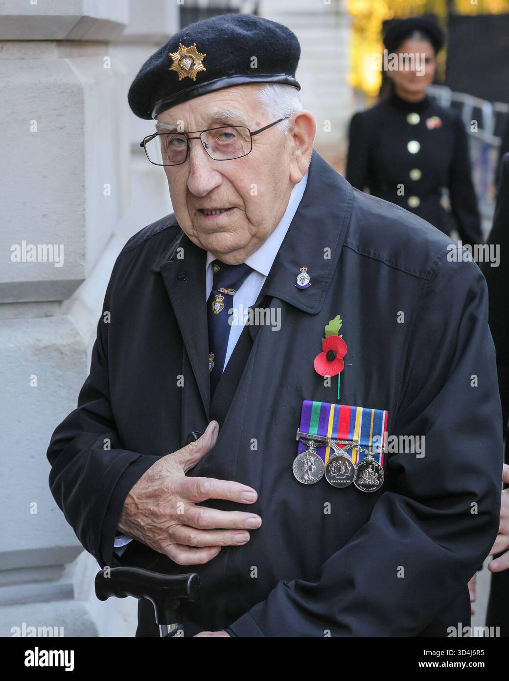 London, Großbritannien. November 2025. Dekorierte Veteranen, die auf dem Weg zur und von der Gedenkfeier am Whitehall in Westminster durch die Downing Street spazieren gehen. Quelle: Imageplotter/Alamy Live News Stockfoto