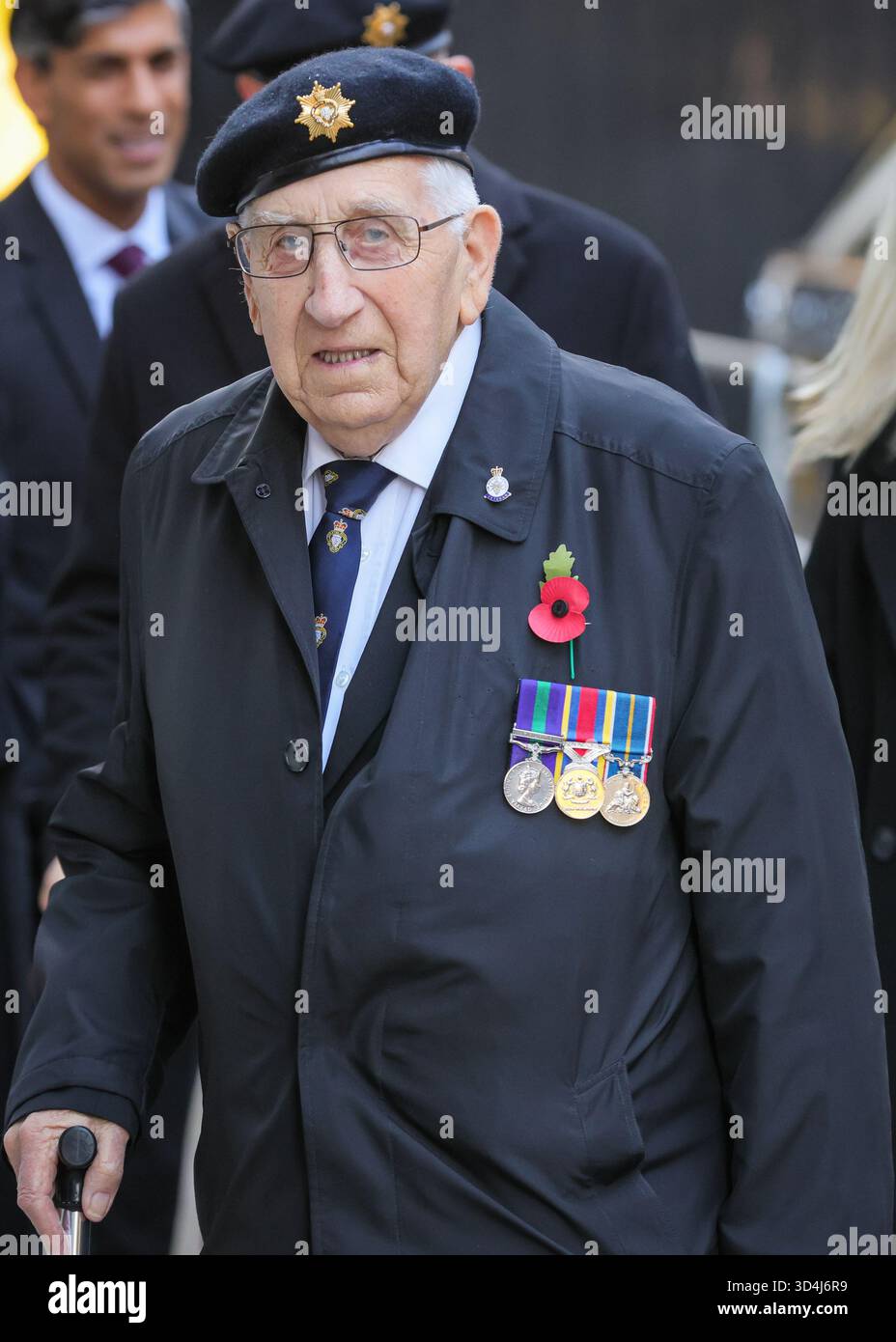 London, Großbritannien. November 2025. Dekorierte Veteranen, die auf dem Weg zur und von der Gedenkfeier am Whitehall in Westminster durch die Downing Street spazieren gehen. Quelle: Imageplotter/Alamy Live News Stockfoto