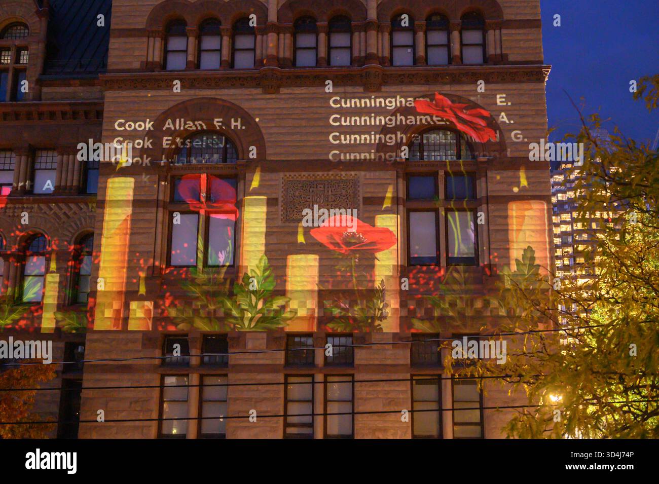 TORONTO, ONTARIO, KANADA - 9. NOVEMBER 2025: Eine visuelle Ausstellung zu Ehren derer, die dienten, wird auf die historische Westfassade des Old City Hall projiziert. Stockfoto