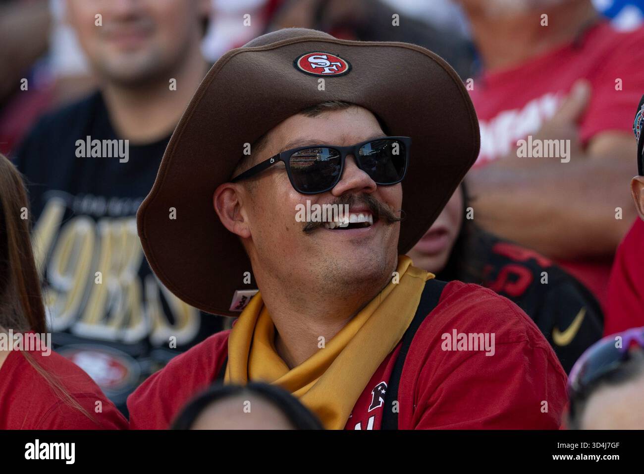 November 2025; Santa Clara, Kalifornien, USA; San Francisco 49ers lächelt vor dem Start des ersten Viertels gegen die Los Angeles Rams im Levi’s Stadium. Obligatorische Gutschrift: Stan Szeto - Image of Sport Stockfoto