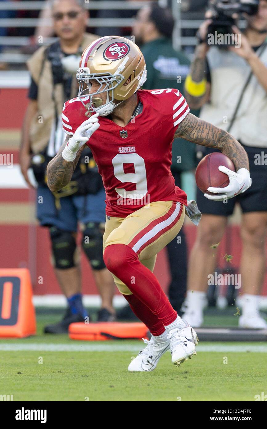 November 2025; Santa Clara, Kalifornien, USA; San Francisco 49ers Wide Receiver Skyy Moore (9) spielt mit dem Fußball im dritten Quartal gegen die Los Angeles Rams im Levi’s Stadium. Obligatorische Gutschrift: Stan Szeto - Image of Sport Stockfoto